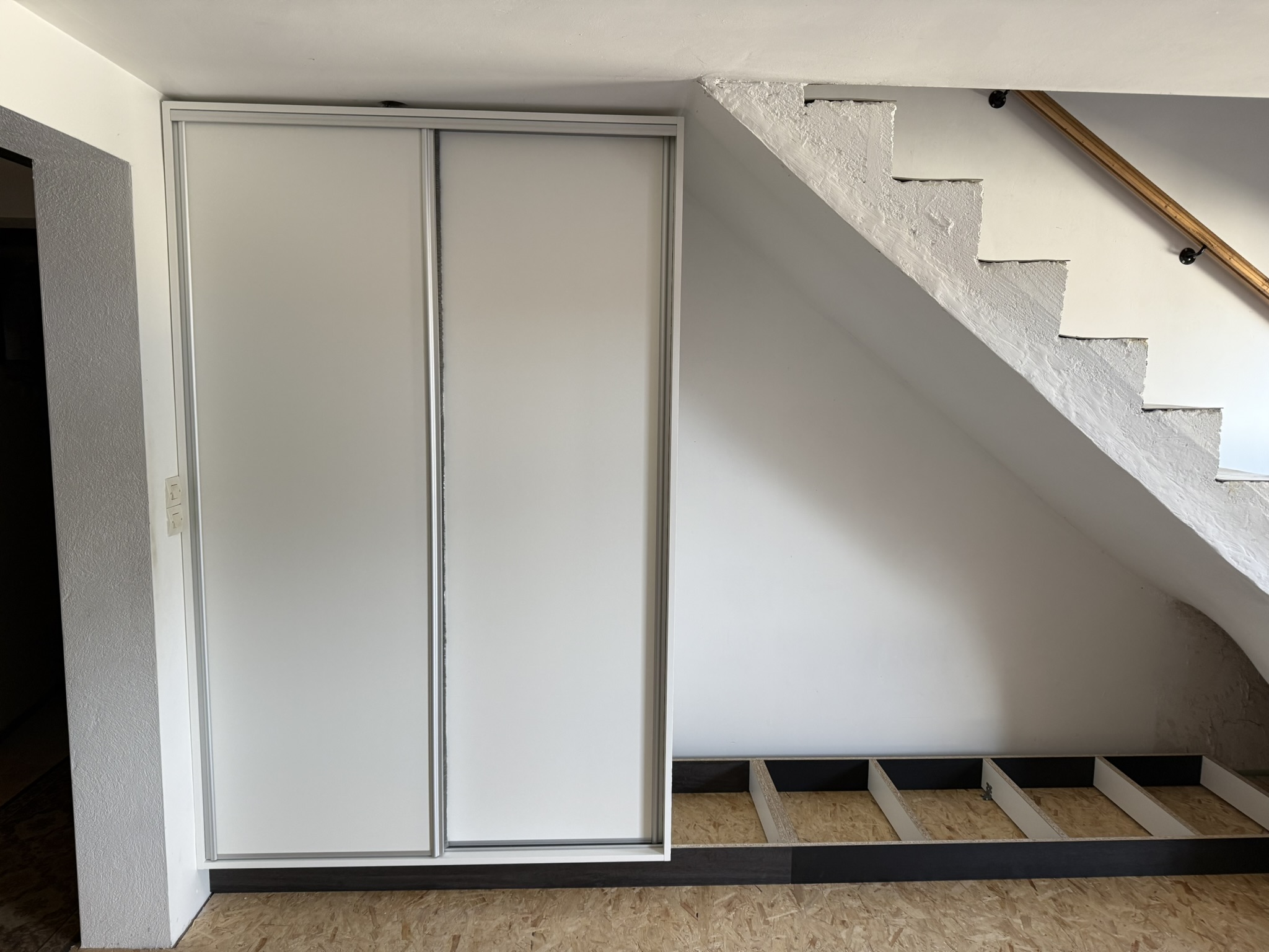 Aménagement armoire sous-pente d'escalier - Vignette 2