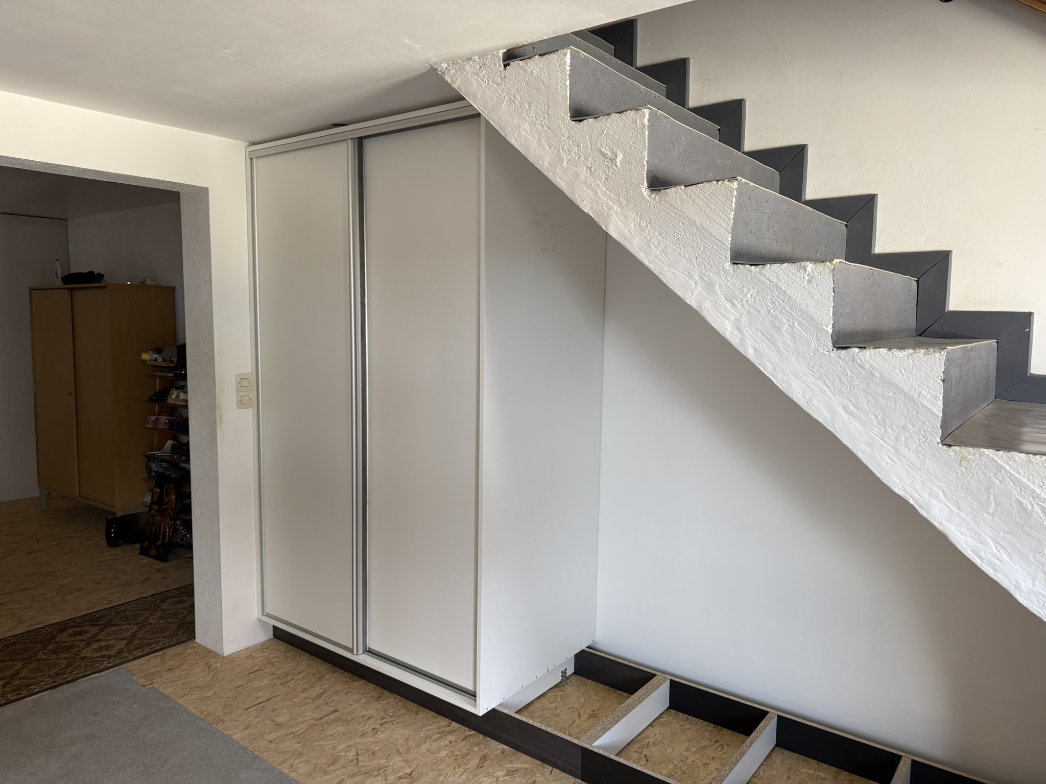 Aménagement armoire sous-pente d'escalier - Vignette 3