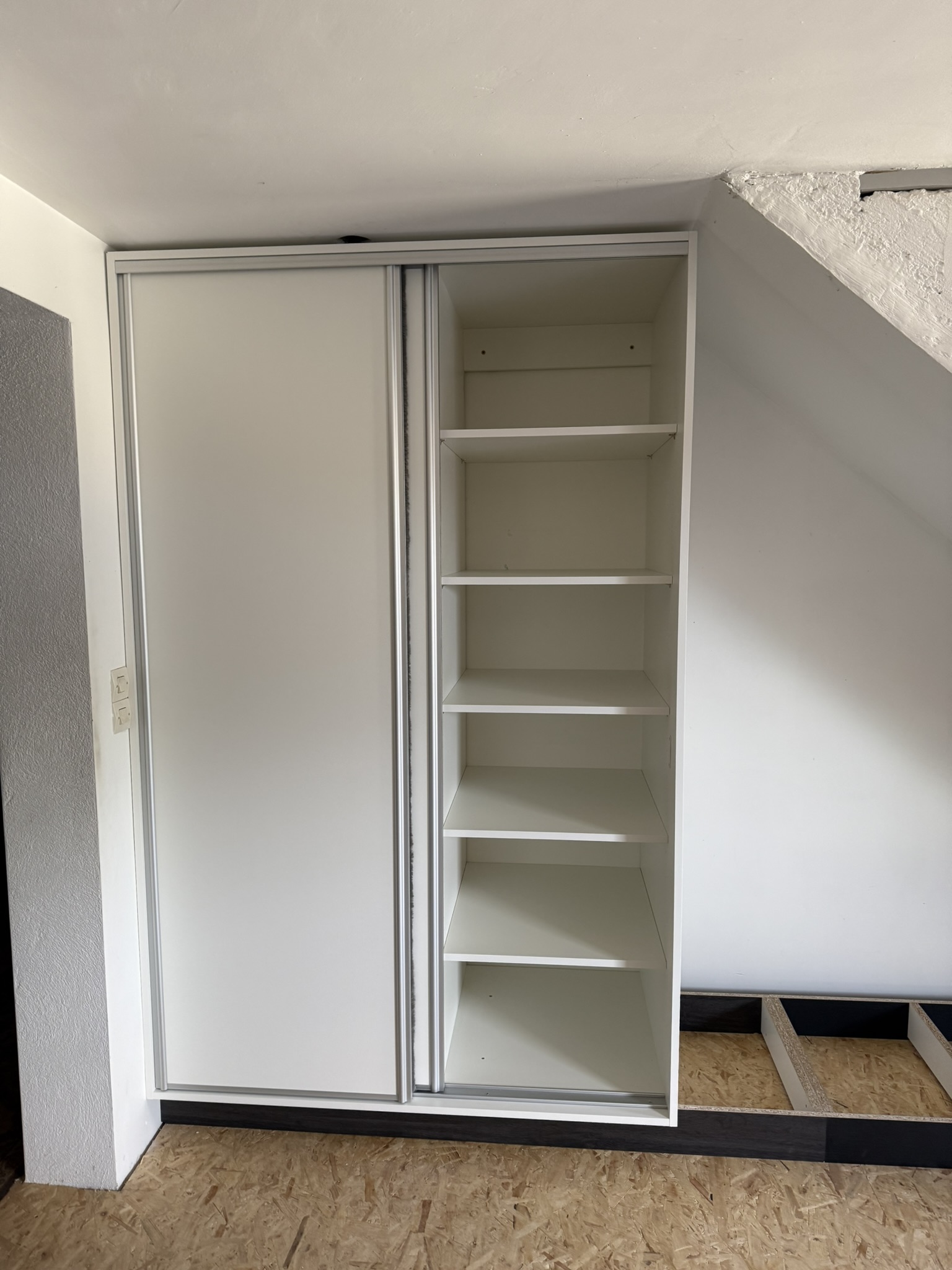 Aménagement armoire sous-pente d'escalier - Vignette 4
