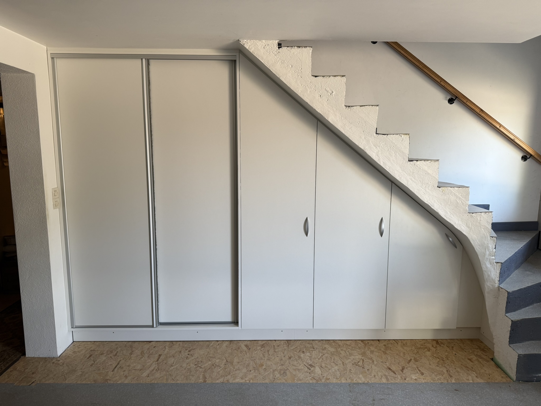 Aménagement armoire sous-pente d'escalier